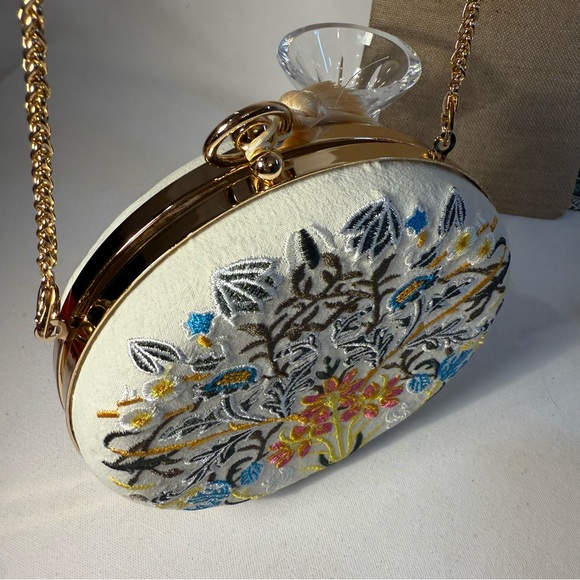 Embroidered ivory Floral Round Clutch gold chain gold hardware - Picture 8 of 9